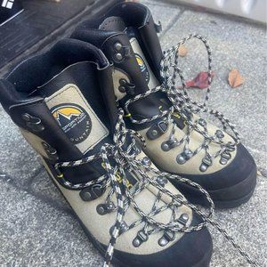 La Sportiva Makalu Boot (size: 40 /W 8.5 / M 7.5 / UK 6.5)